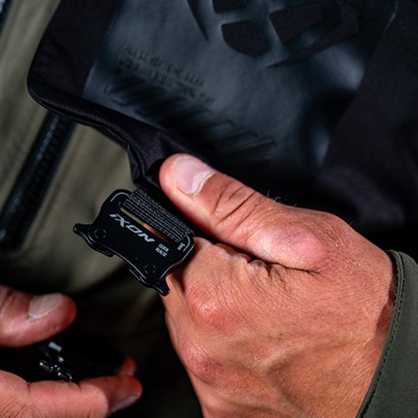 Ixon M-Quarter Black